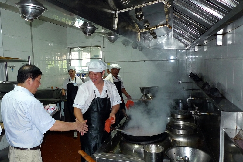 校领导看望慰问高温一线职工