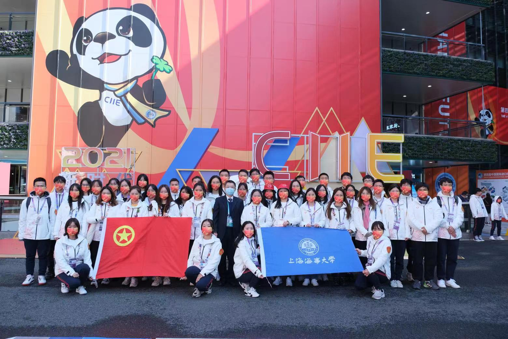 校领导慰问学校进博会志愿者