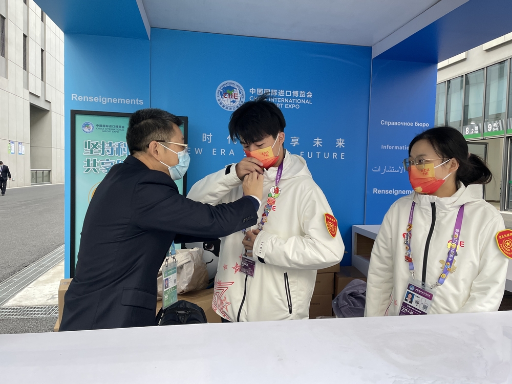 陆靖校长亲切问候志愿者们