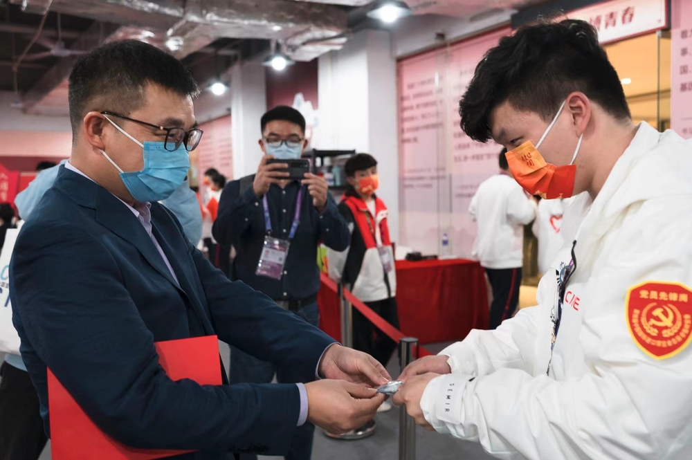 李志鹏副校长为志愿者们赠送激励钥匙扣