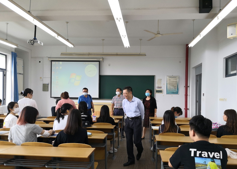 校领导带队巡视检查新学期教学秩序