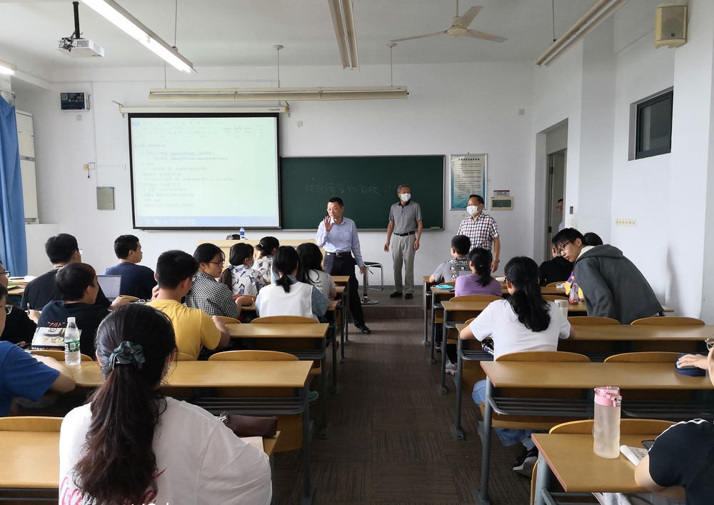 陆靖校长走进课堂与学生亲切交流