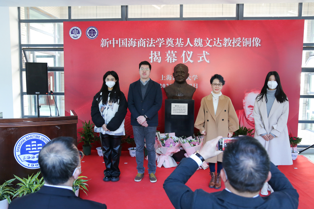  校友师生代表向魏文达教授铜像敬献鲜花