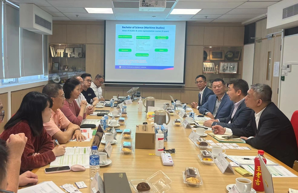 与新加坡南洋理工大学会谈