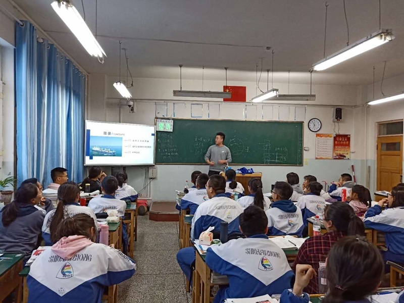 志愿者在新疆维吾尔自治区示范新疆师范大学附属中学进行招生宣传