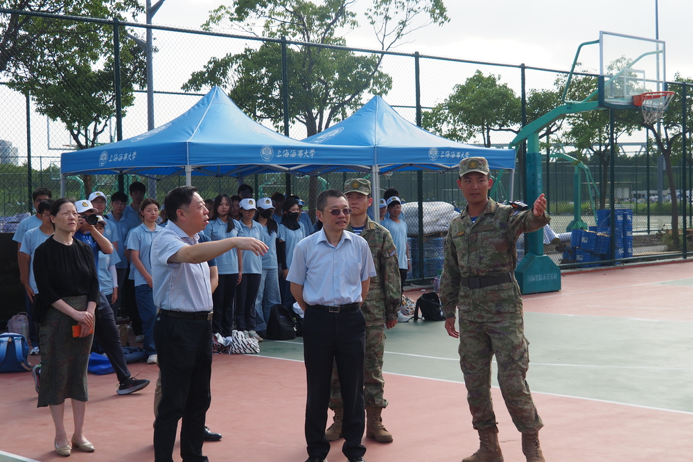 校长陆靖现场询问训练情况