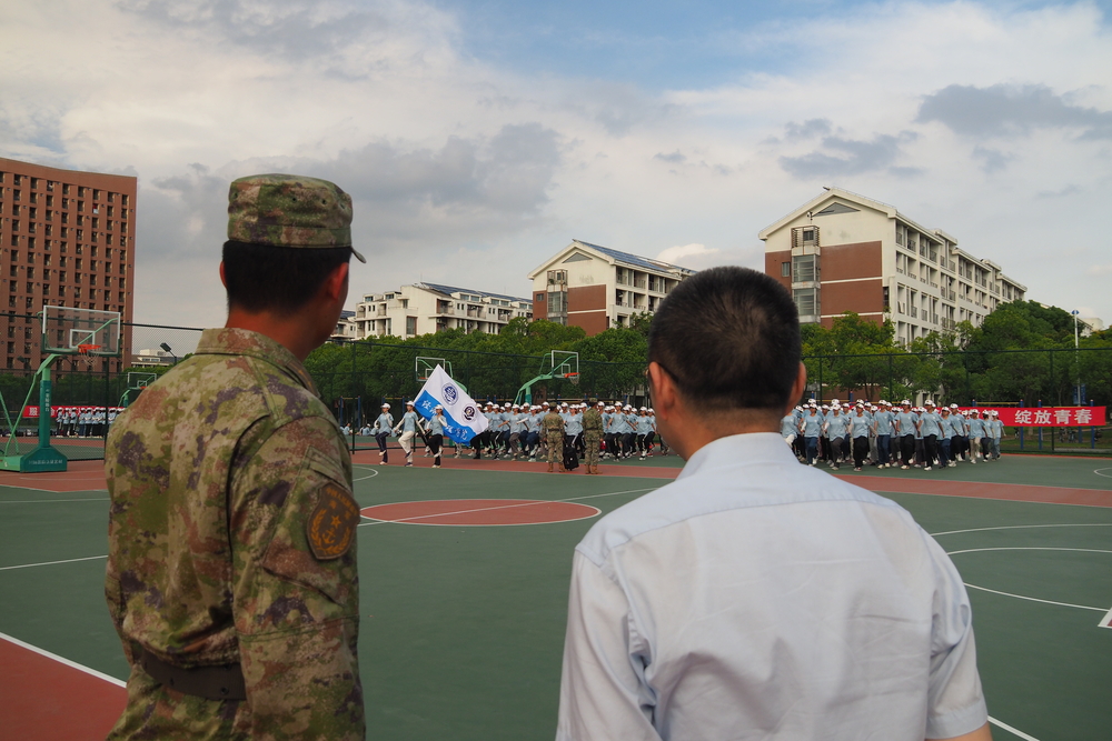 校长陆靖慰问军训教官和参训学生现场