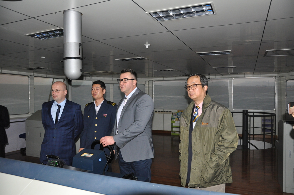 参观航海模拟器