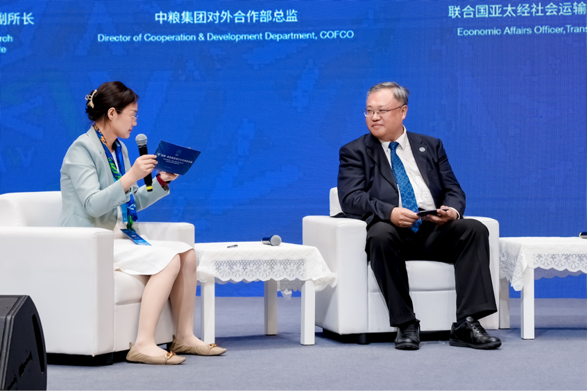 赵翠云主持专题论坛圆桌讨论