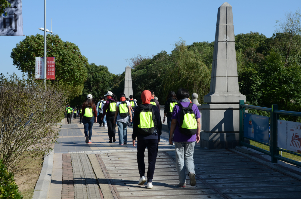 用脚步丈量临港美丽的土地