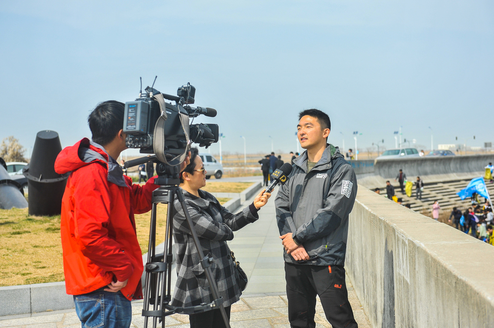 梁亮老师接受浦东电视台采访