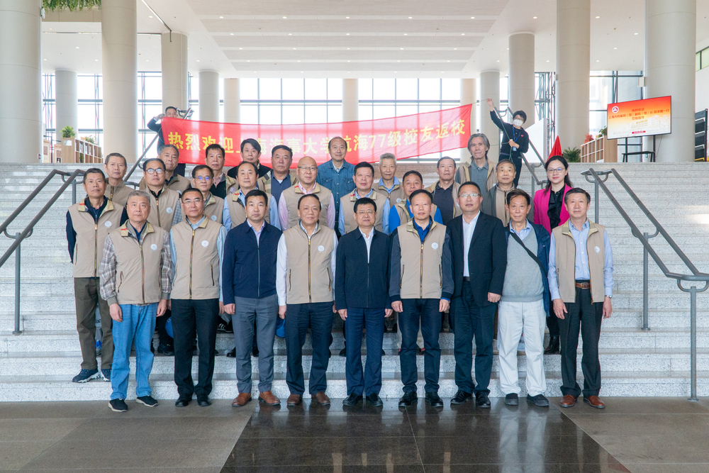 校领导与校友合照