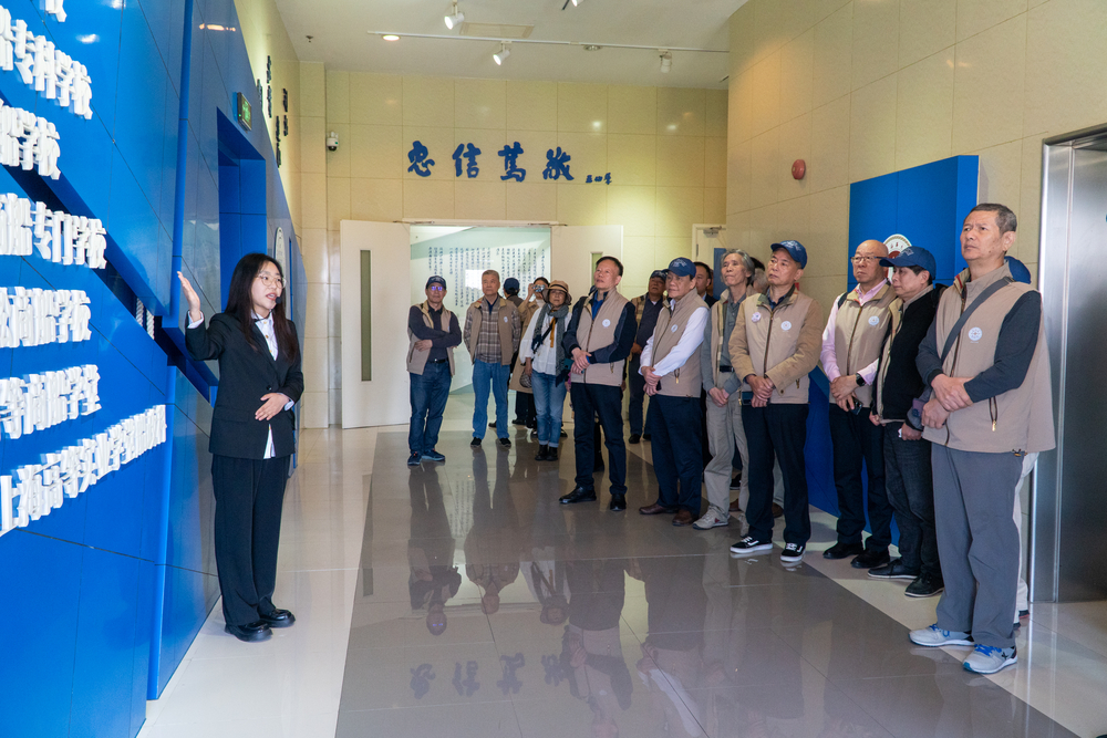 校友参观校史馆