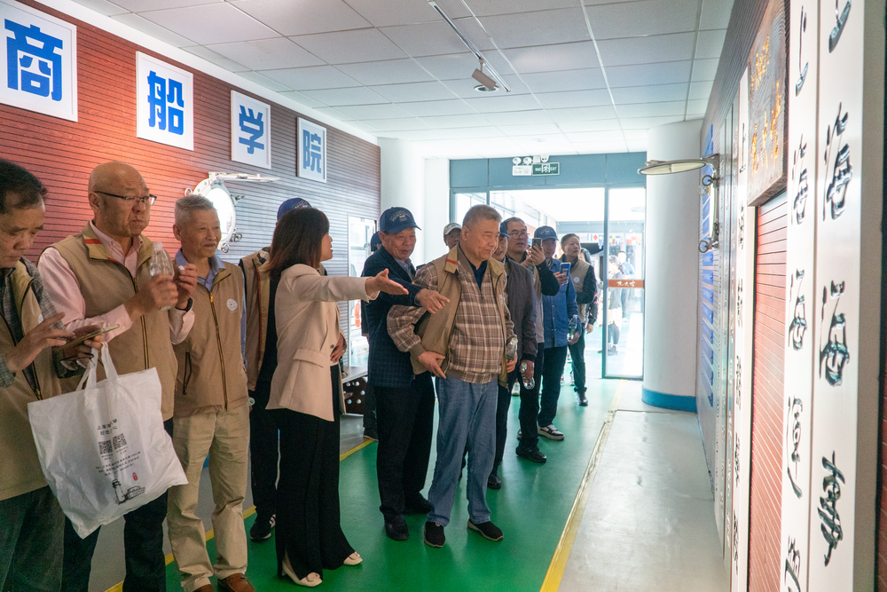 校友参观商船学院院史馆