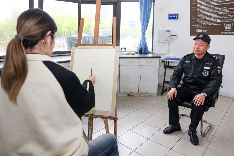 执笔绘丹心，致敬劳动者！上海海事大学师生为校园一线劳动者画像
