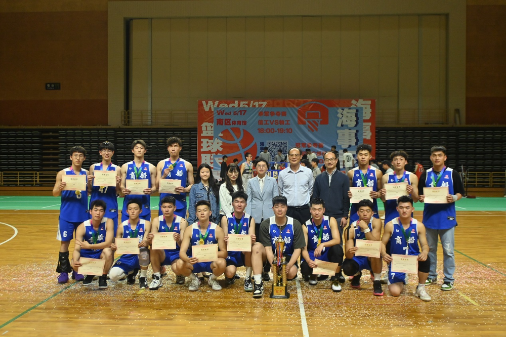 校党委副书记贺莉为获奖团队颁奖