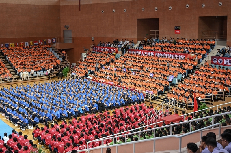 开学第一课在体育馆开讲