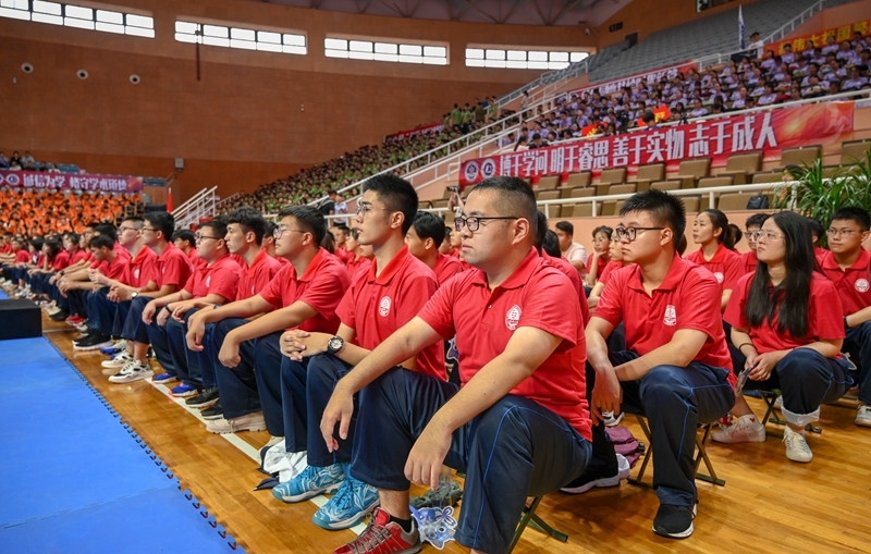 新生们认真听课