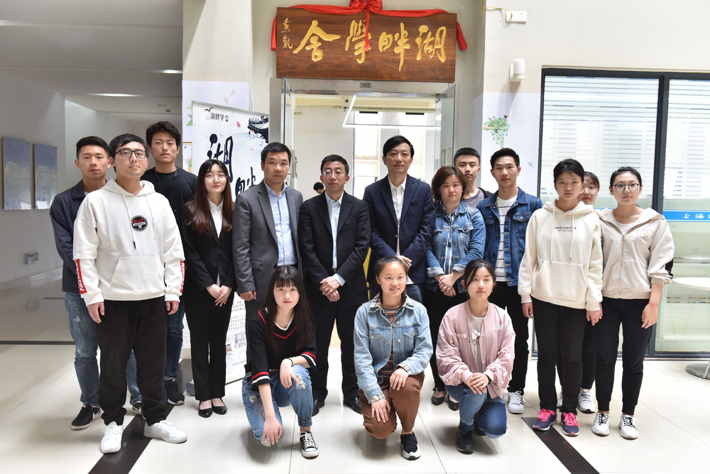 我校校园实体书店“湖畔学舍”正式开业