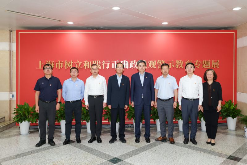学校领导参观学习上海市树立和践行正确政绩观警示教育专题展