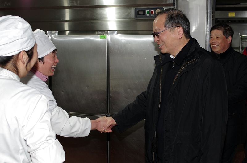 於世成书记、肖宝家副校长春节慰问值守岗位职工