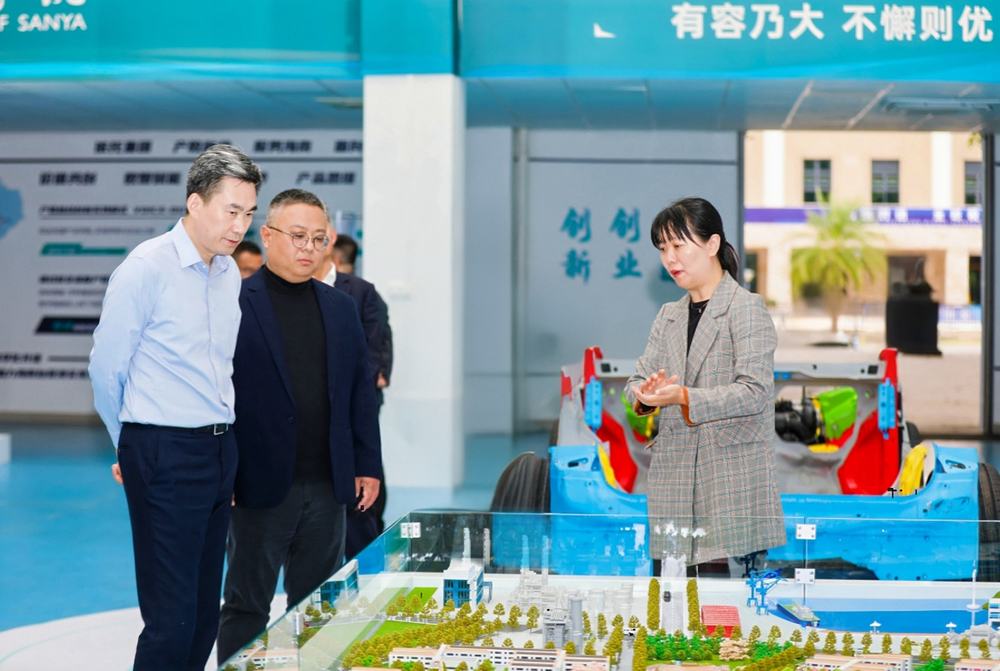 初北平一行参观三亚学院实验室