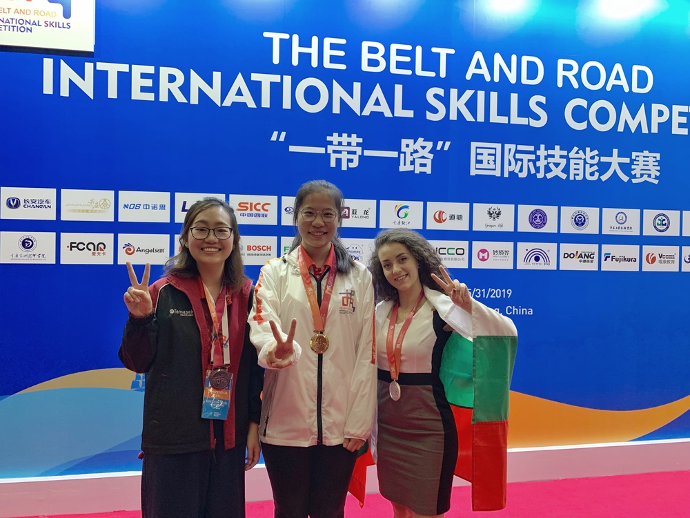 金、银、铜牌选手合影