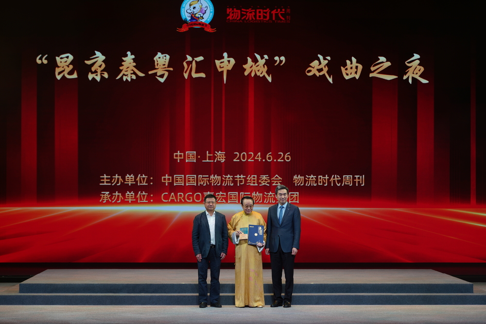 宋宝儒和初北平为刘石佑颁发荣誉校友证书