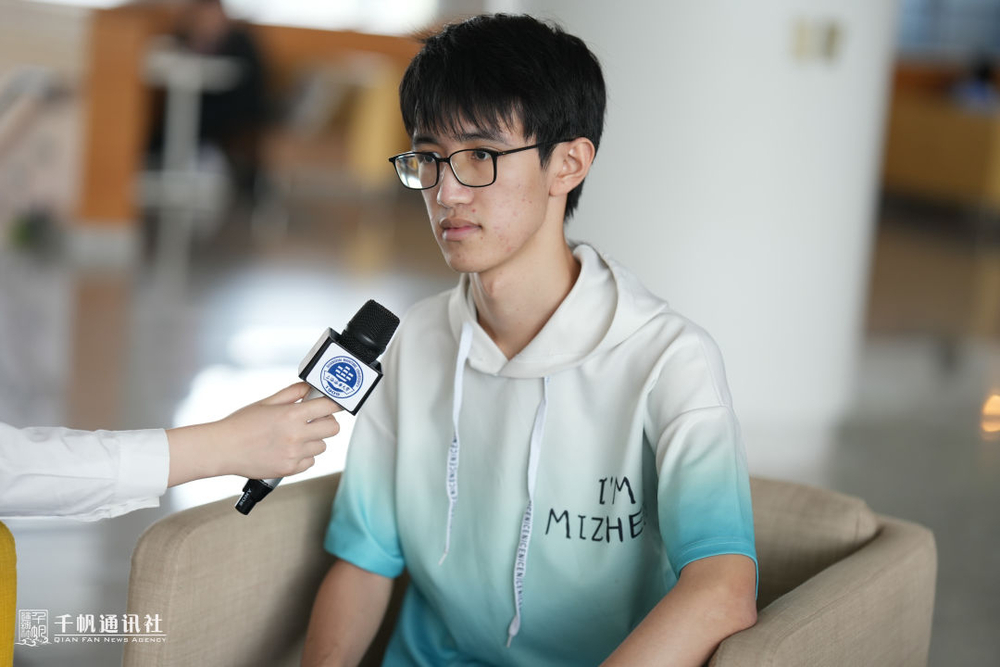 信息工程学院学生潘飞扬接受校园记者采访