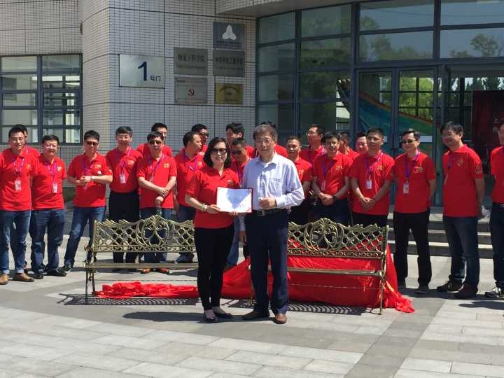 校友捐赠“时光长椅”