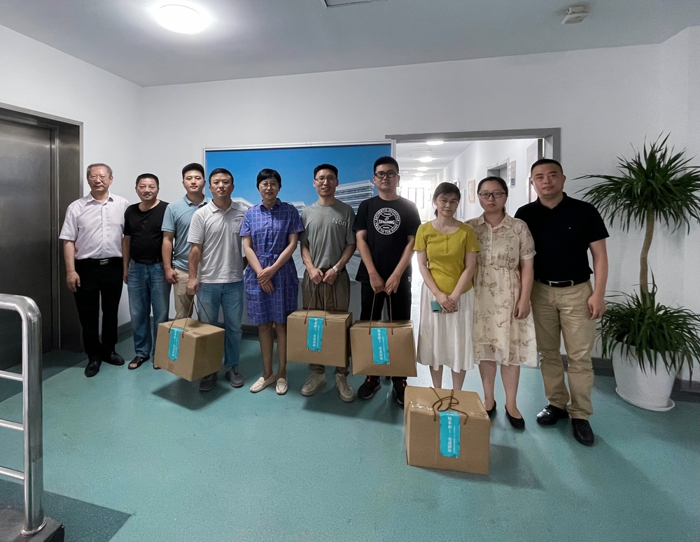 学校工会慰问暑期坚守岗位的教职员工