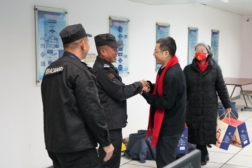 陆靖向值班保安队员致以春节慰问
