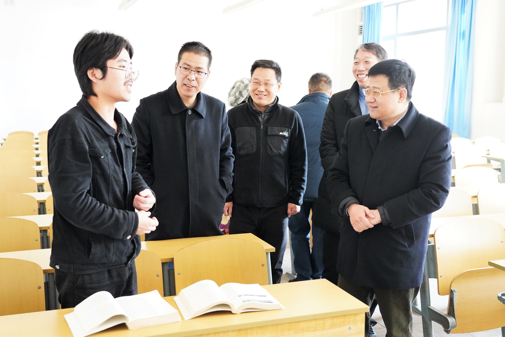 校领导春节慰问留校师生员工