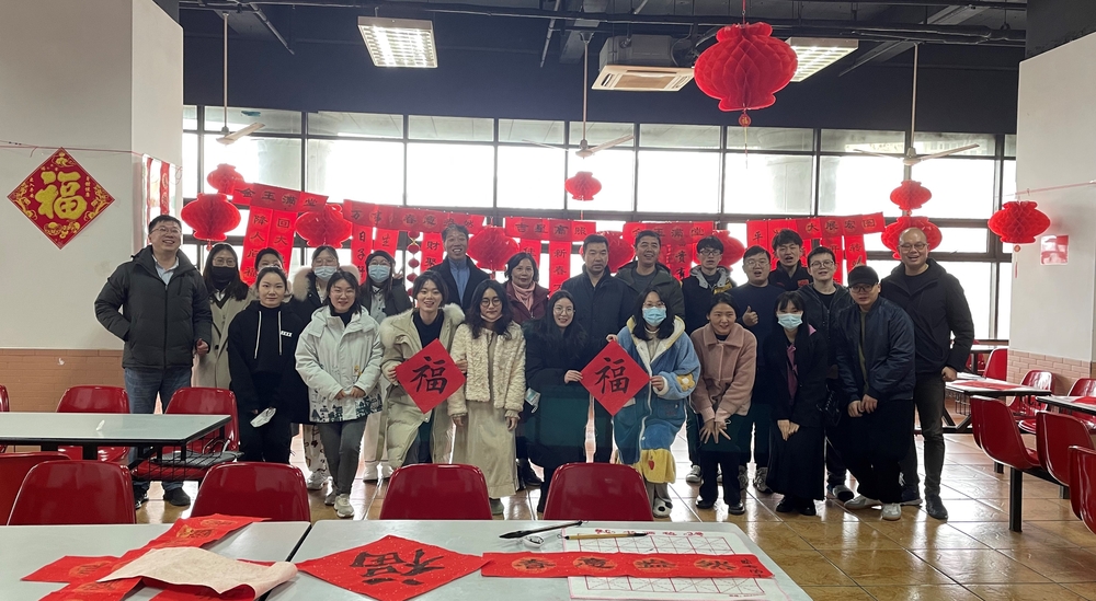 李志鹏与高恒大厦留校师生合影