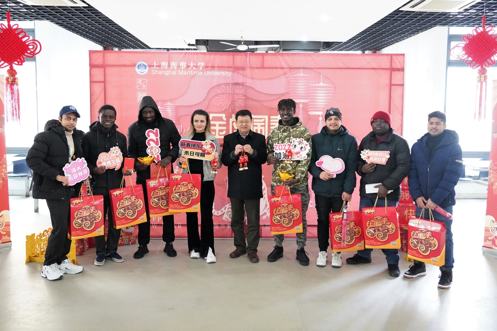 宋宝儒同留学生留影