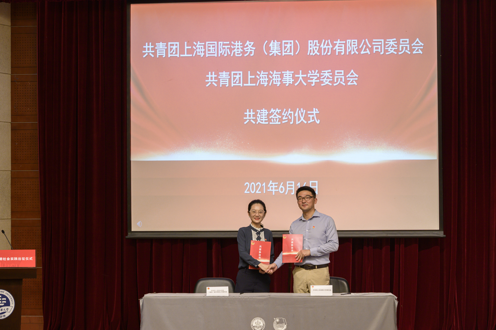 李佳玺与梁亮代表双方签订共建协议