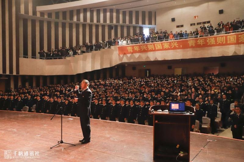 王海威副书记带领全体学生党员代表重温入党誓词