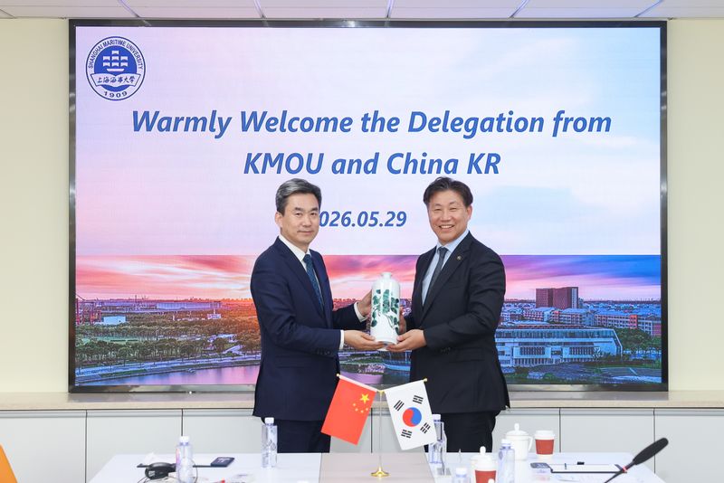 韩国海洋大学校长柳东根一行来校访问