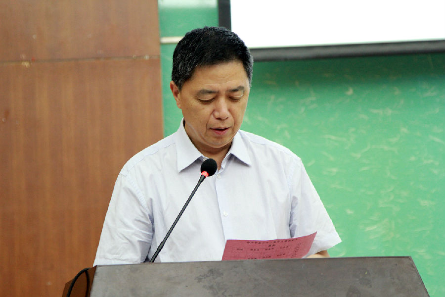 党委副书记、副校长孔凡邨宣布第二十七届学生联合会主席团名单