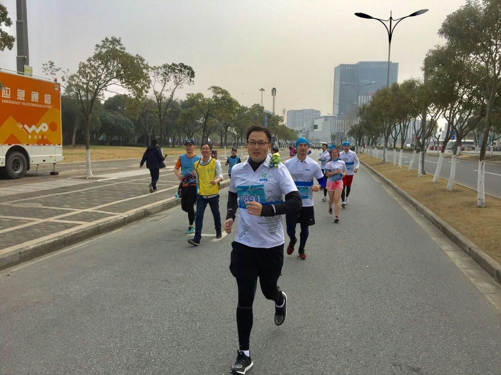 上海电视台主持人臧熹等跑步现场