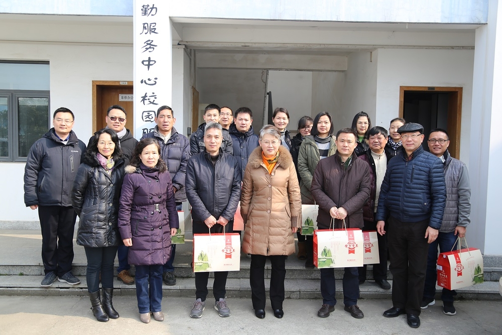 门妍萍副书记与产业联合职工合影