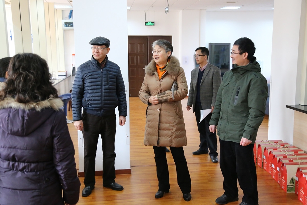 校工会开展寒冬送温暖活动