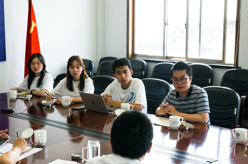 队员们认真听江阴引航站工作人员讲解