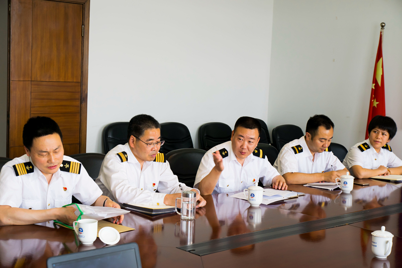 江阴引航站工作人员讲解