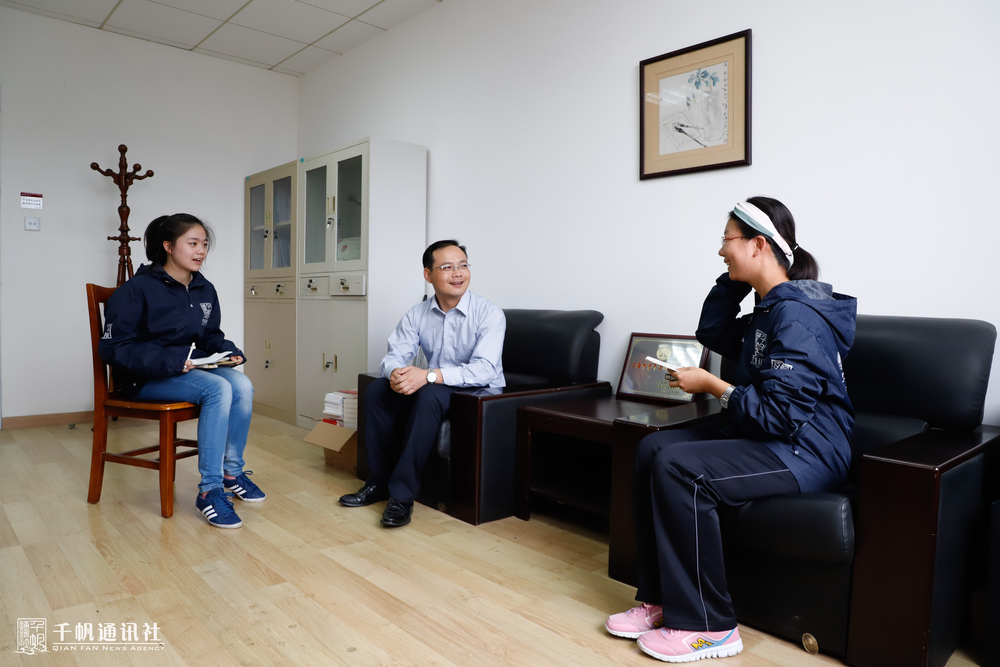 学生记者现场采访孙明老师