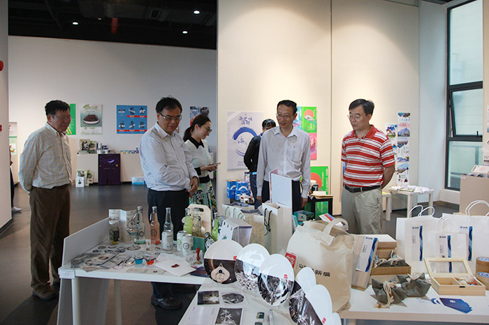 参观海大艺术馆