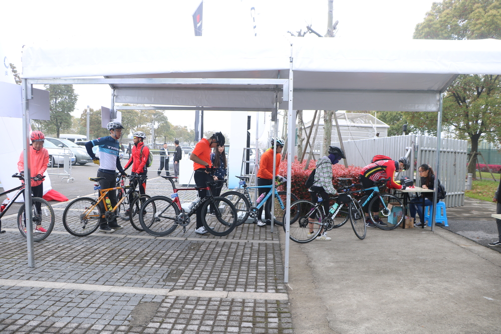 志愿者进行检录工作