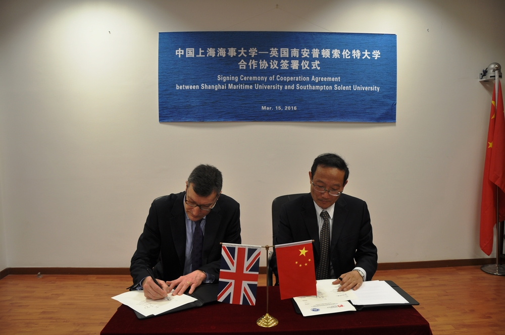 英国南安普顿索伦特大学校长来校访问并与我校签署合作协议