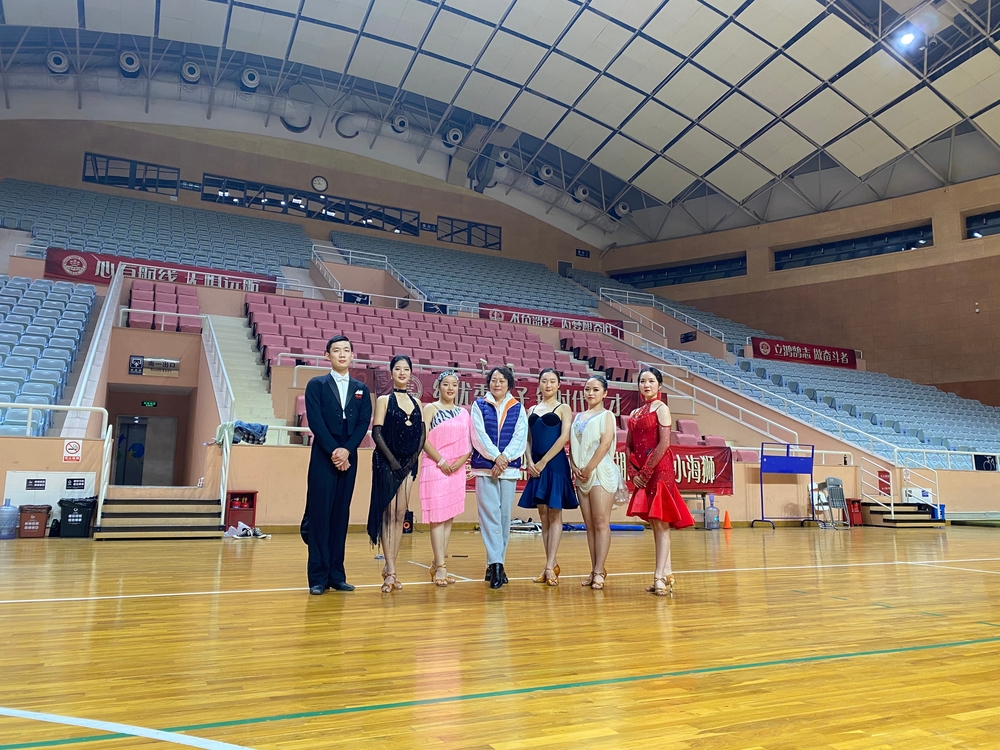 部分参赛队员与教练合影