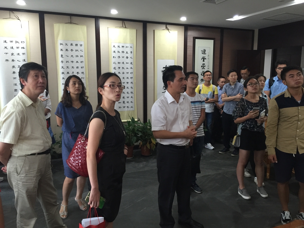 庄兆祥校友带领来访师生参观企业